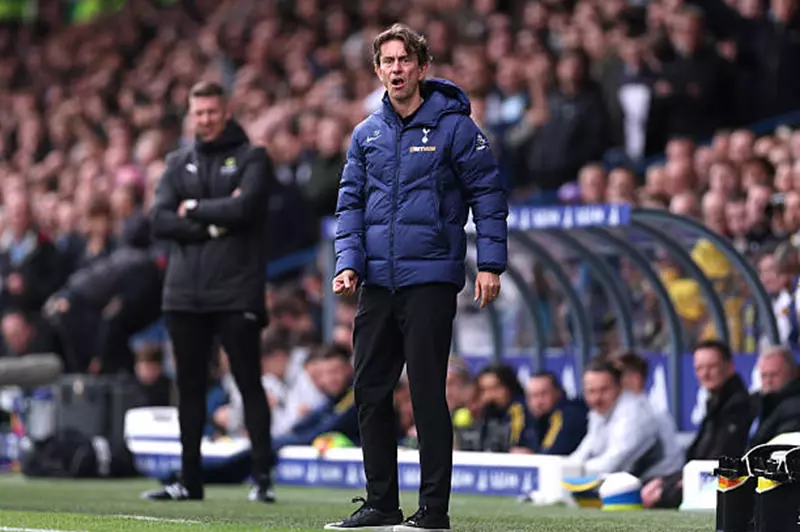 توماس فرانك يشيد بميكي فان دي فين ويؤكد تمسك توتنهام به